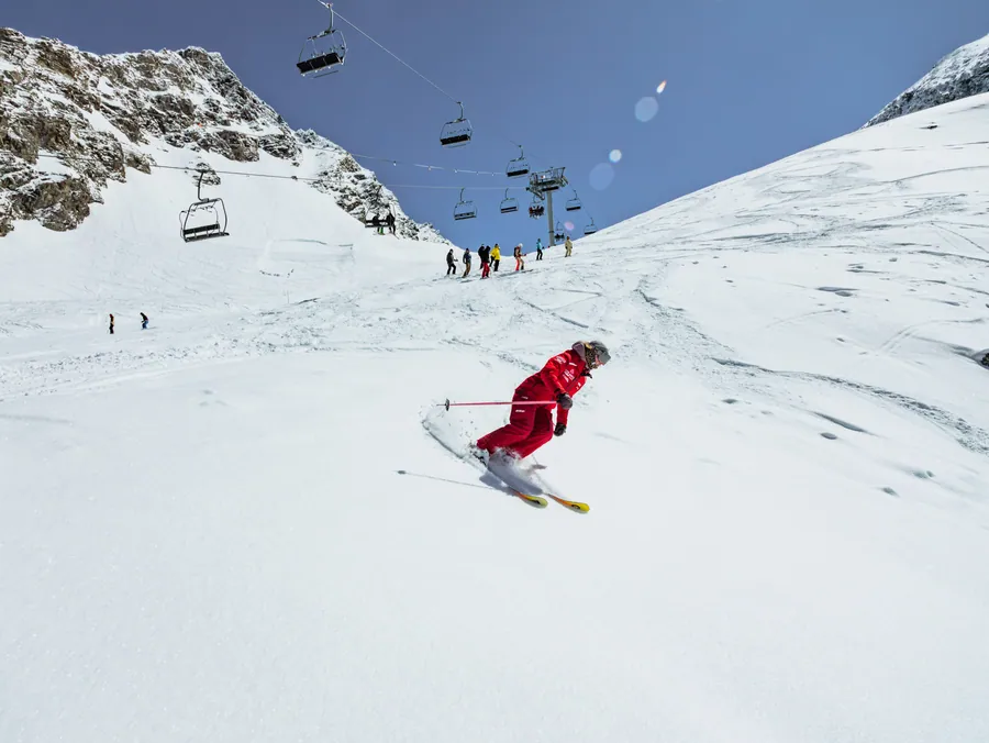 Un virage dans la poudreuse à Arc 1600