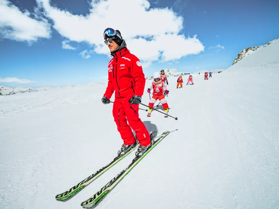 Accompagner les petits skieurs sur la piste