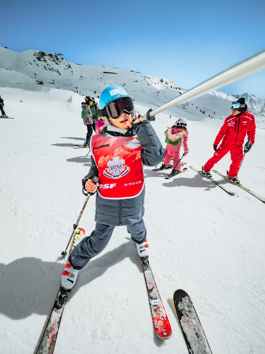 Suivre la trace d’un enfant à ski