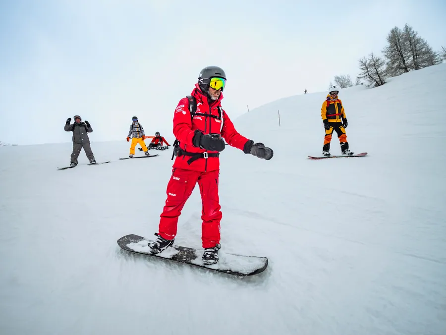 Le moniteur de snowboard montre la trajectoire