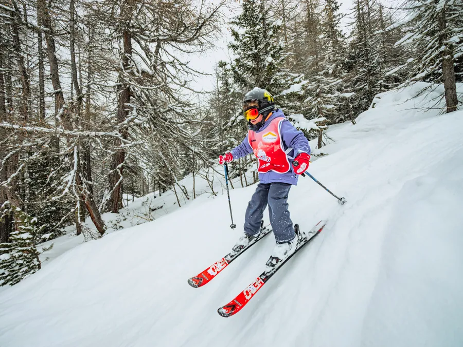 Le petit saut d’un jeune skieur
