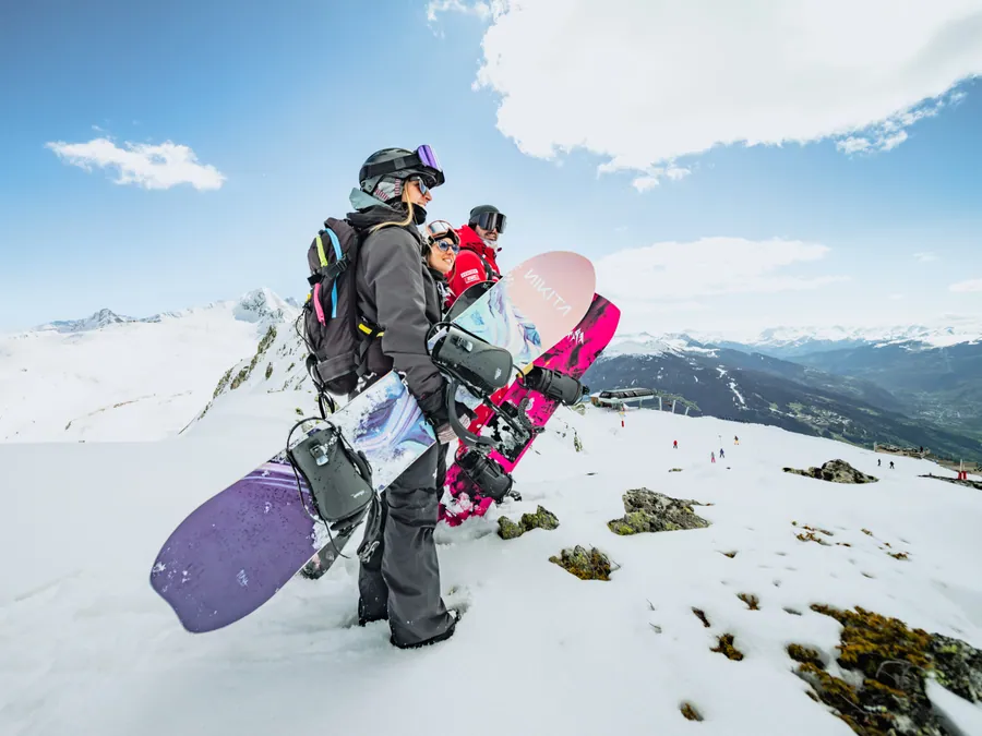 Snowboard sur le sac, avant de rejoindre le sommet
