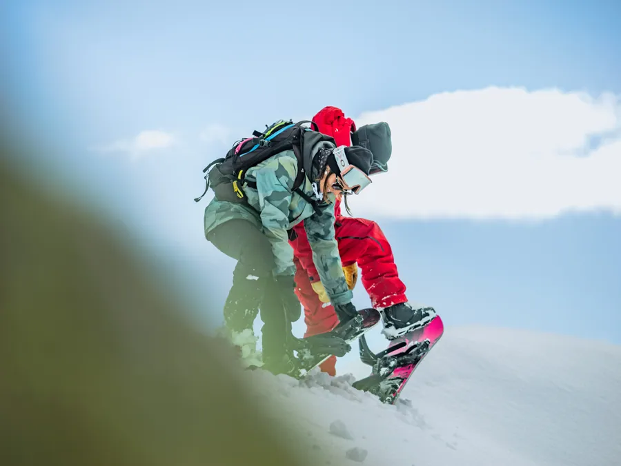 Une montée saisie à travers les rochers