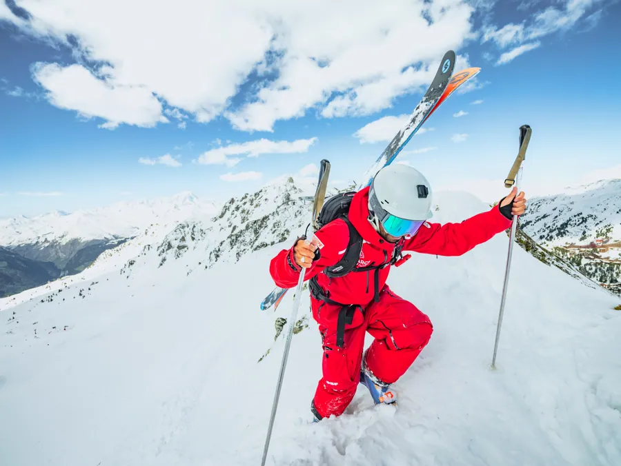 Un saut à ski avec les reliefs en arrière-plan