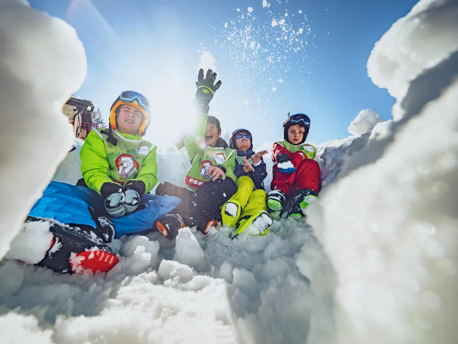 À hauteur des enfants sur la neige