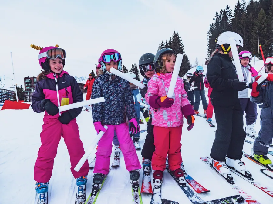 Les enfants se préparent avec leurs flambeaux lumineux