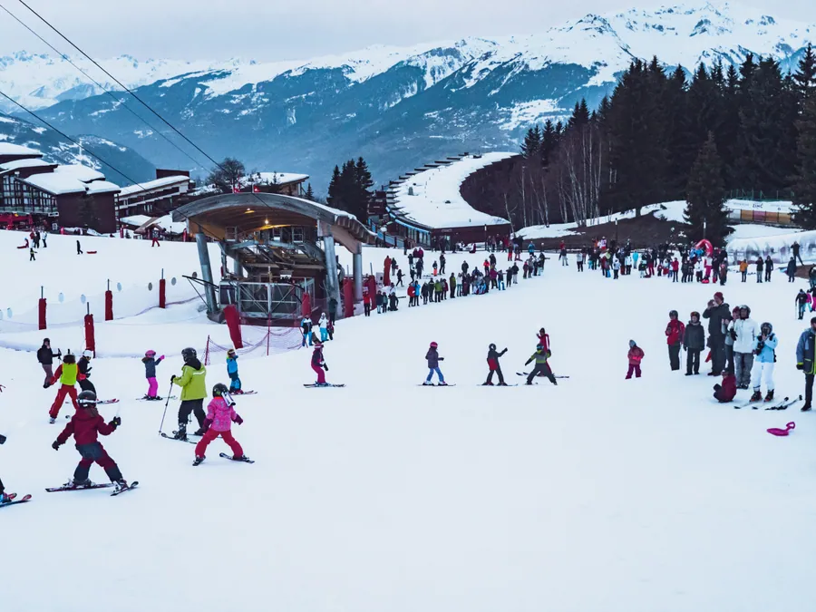 La file de lumières traverse la piste à la nuit tombée