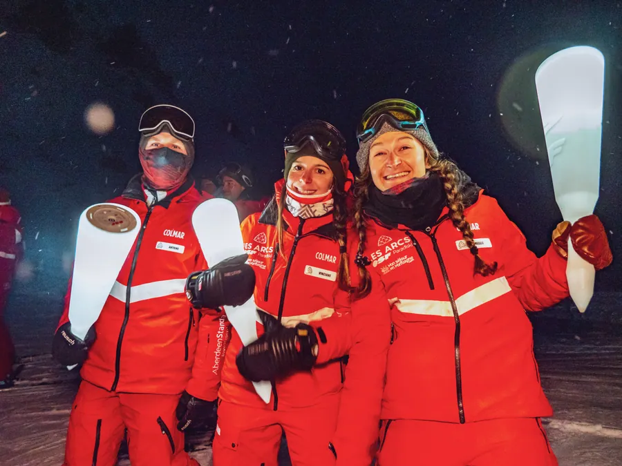 Trois moniteurs et leurs flambeaux lumineux