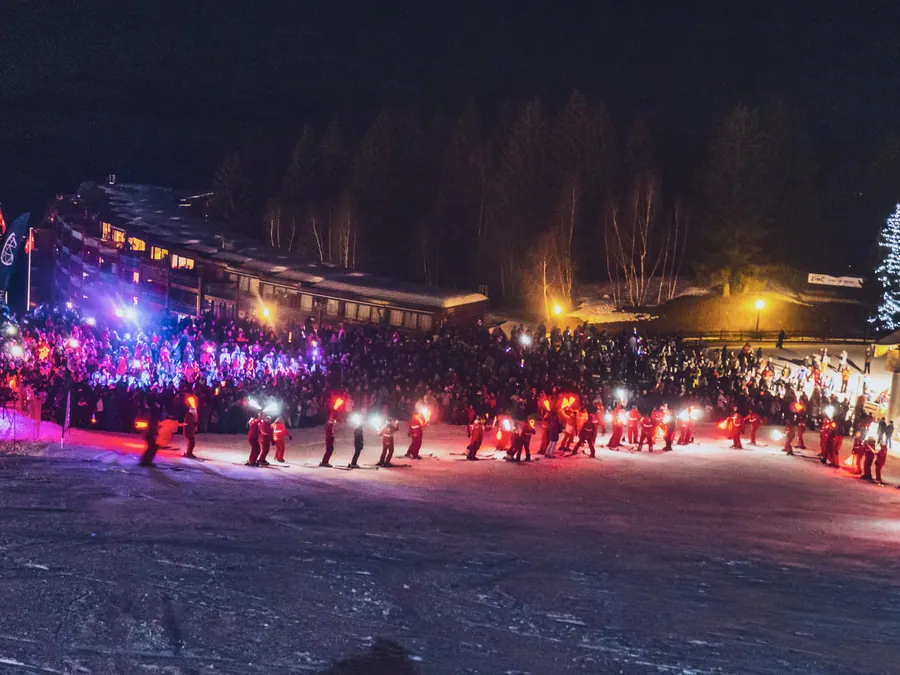 Les lumières et le public au pied des pistes
