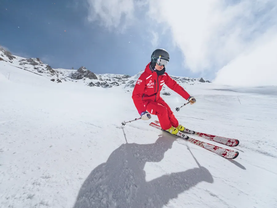 Un moniteur en virage sur les pistes des Arcs