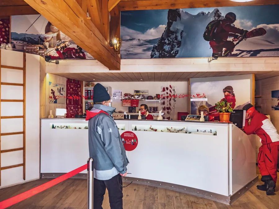 Un échange au comptoir de l’école de ski