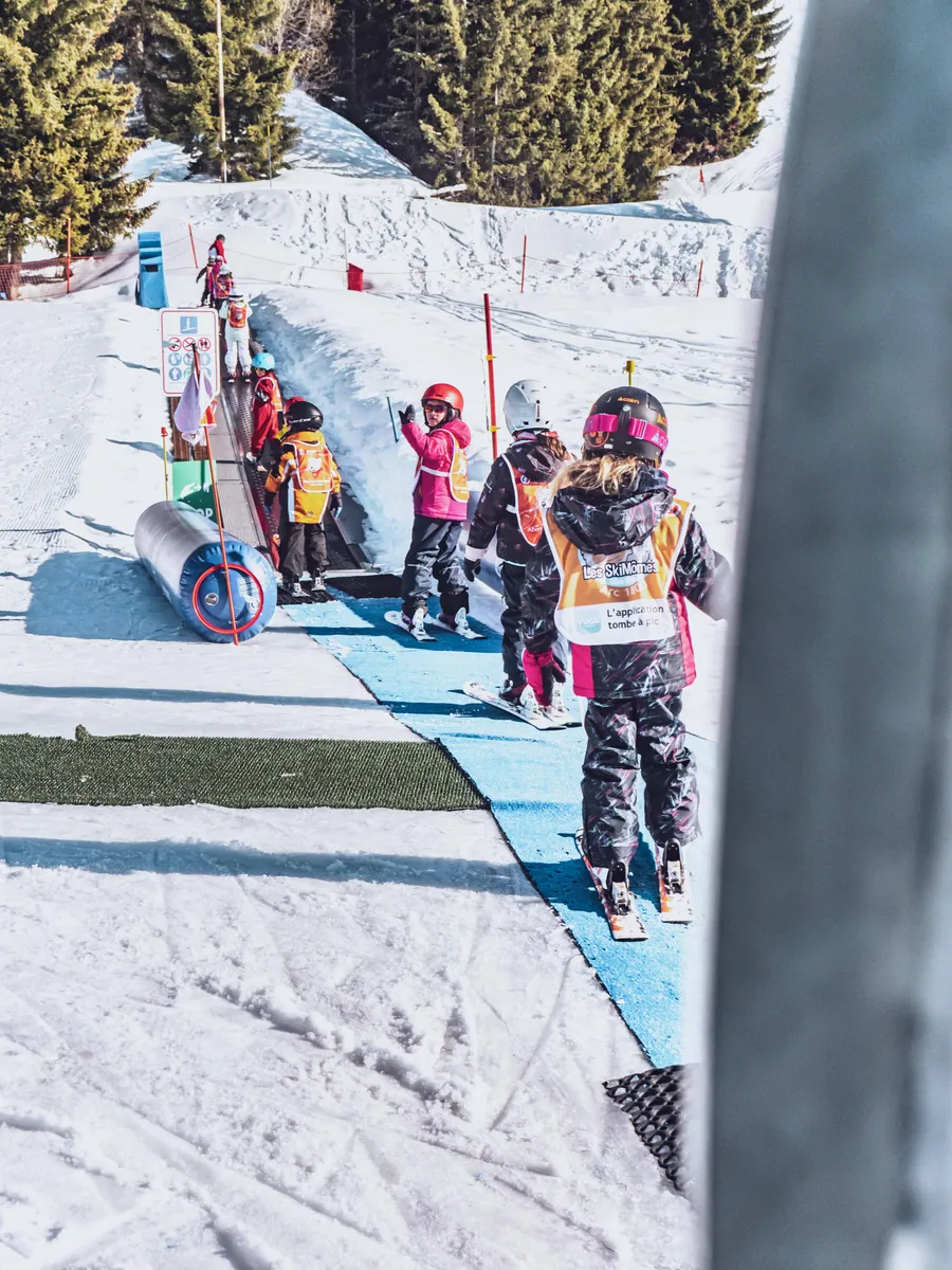 Les enfants attendent leur tour sur la neige