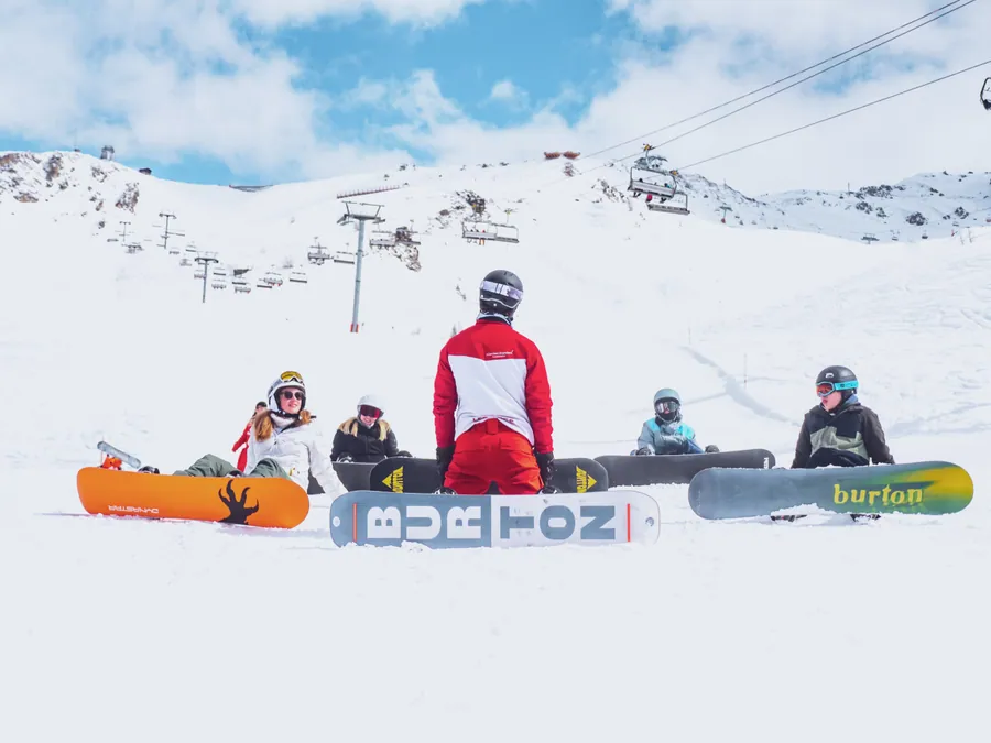 Un groupe de snowboard écoute les consignes