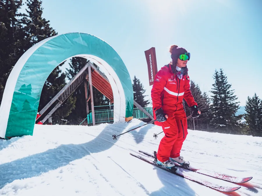 Un exercice de passage sous une arche à ski