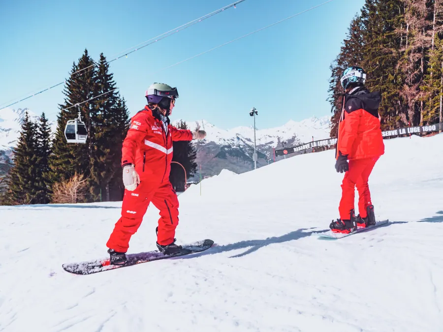 Une démonstration individuelle en snowboard