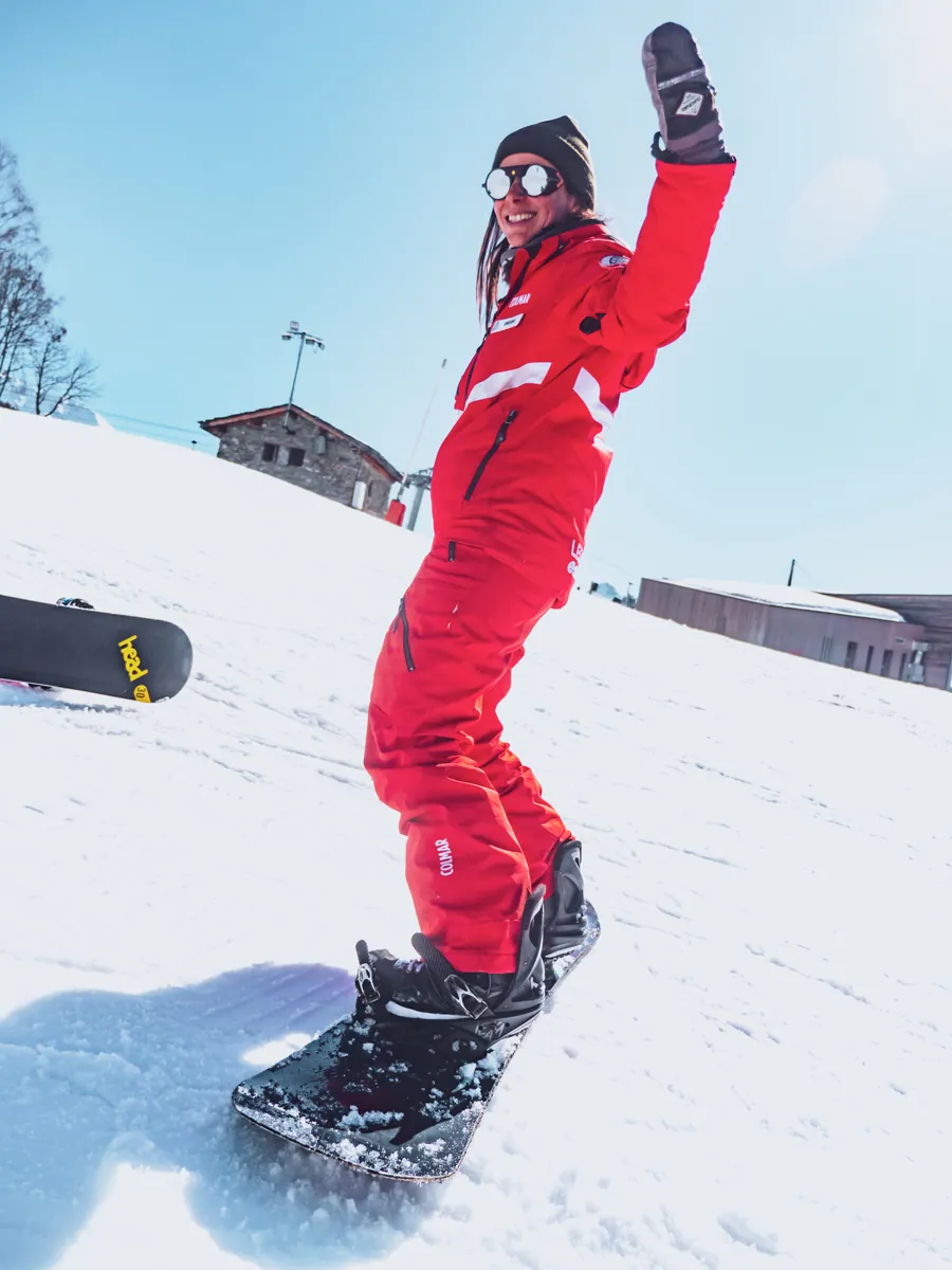 La monitrice rassemble son groupe de snowboard