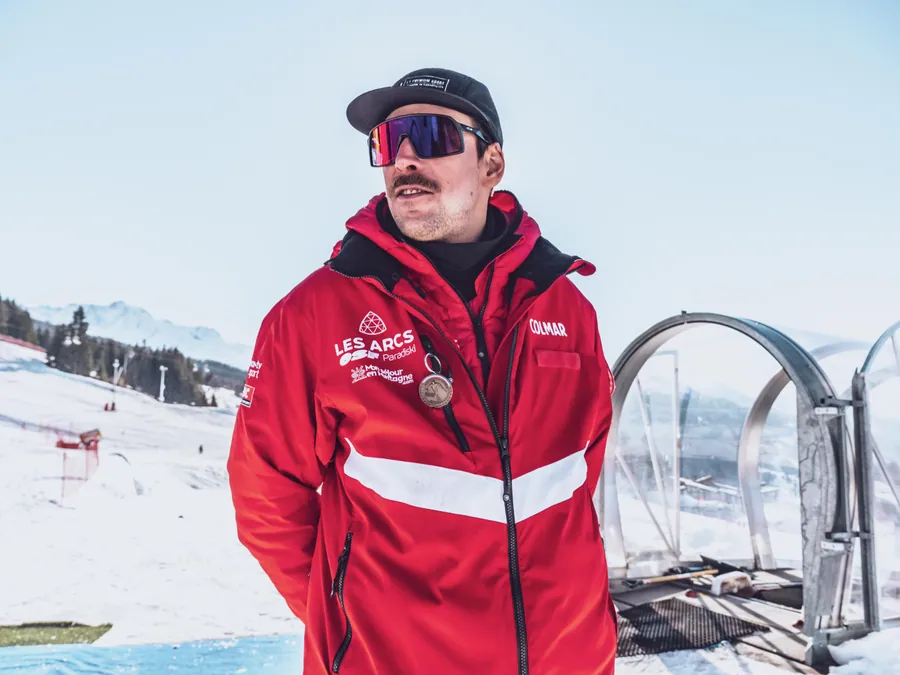 Portrait d’un moniteur sur le front de neige
