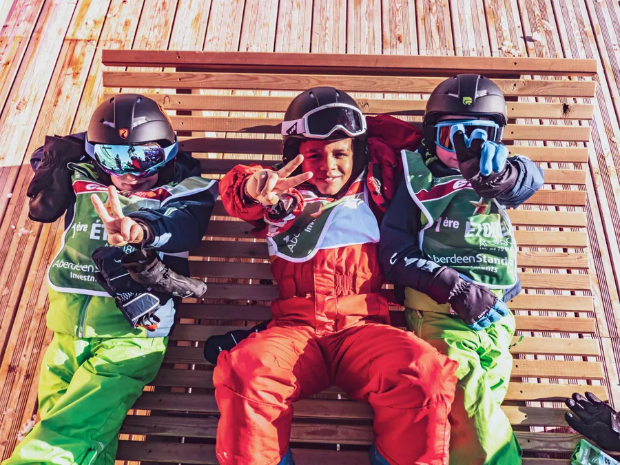 Trois petits skieurs réunis après leur cours