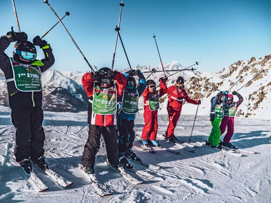 Les bâtons levés après une journée de ski