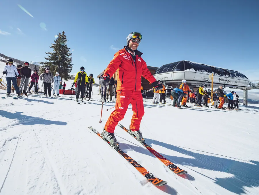 Le départ d’un cours collectif sur le front de neige