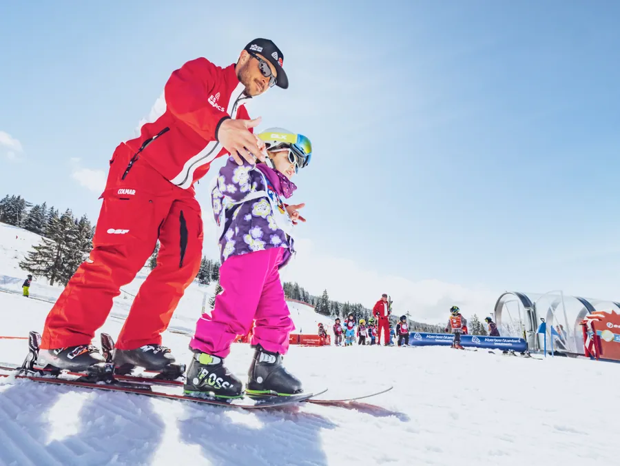 La monitrice accompagne les premiers mètres à ski