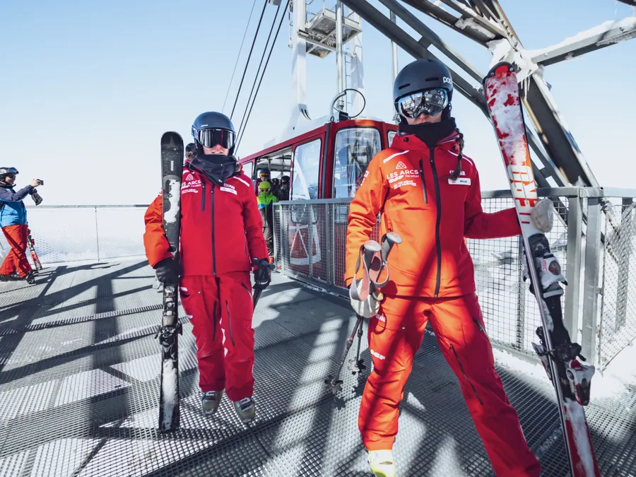 Deux moniteurs devant la cabine de l’Aiguille Rouge