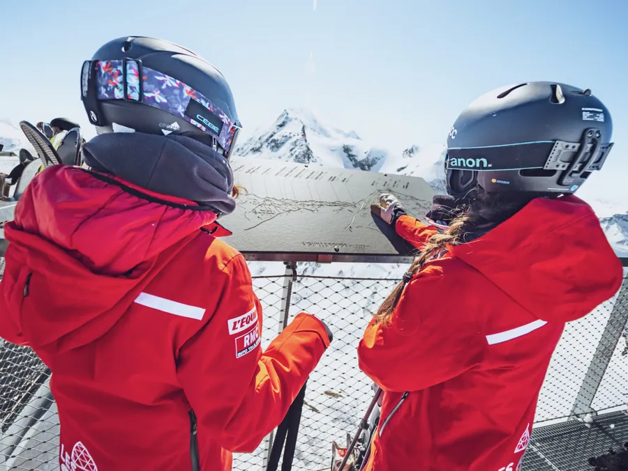 Deux moniteurs face au panorama des Arcs