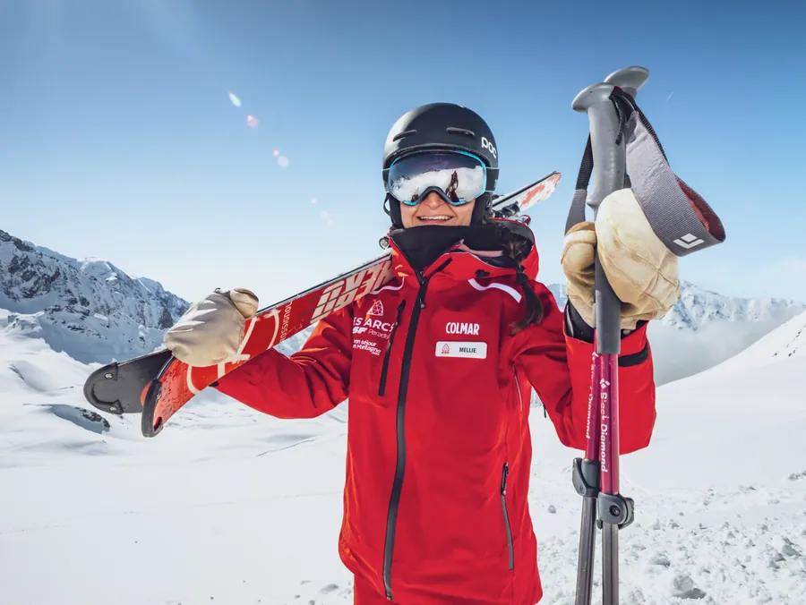Portrait skis sur l’épaule au col de la Chal