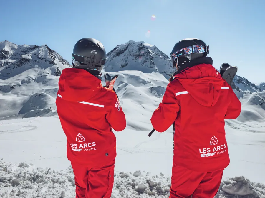 Les moniteurs de dos face aux montagnes