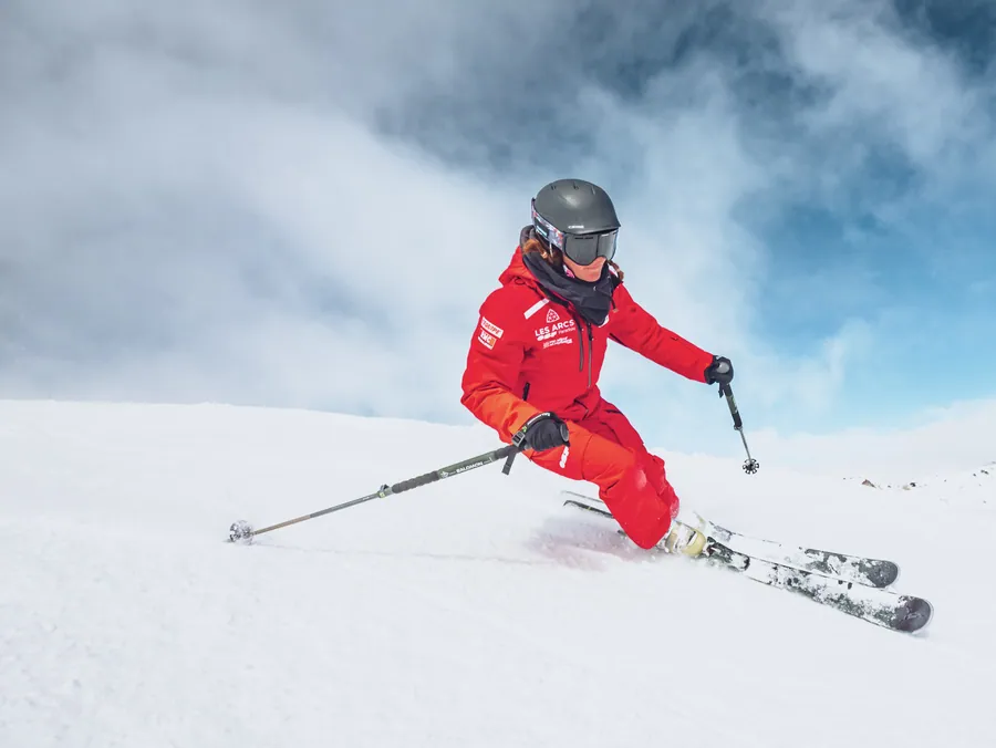 Une courbe à ski sous un ciel changeant