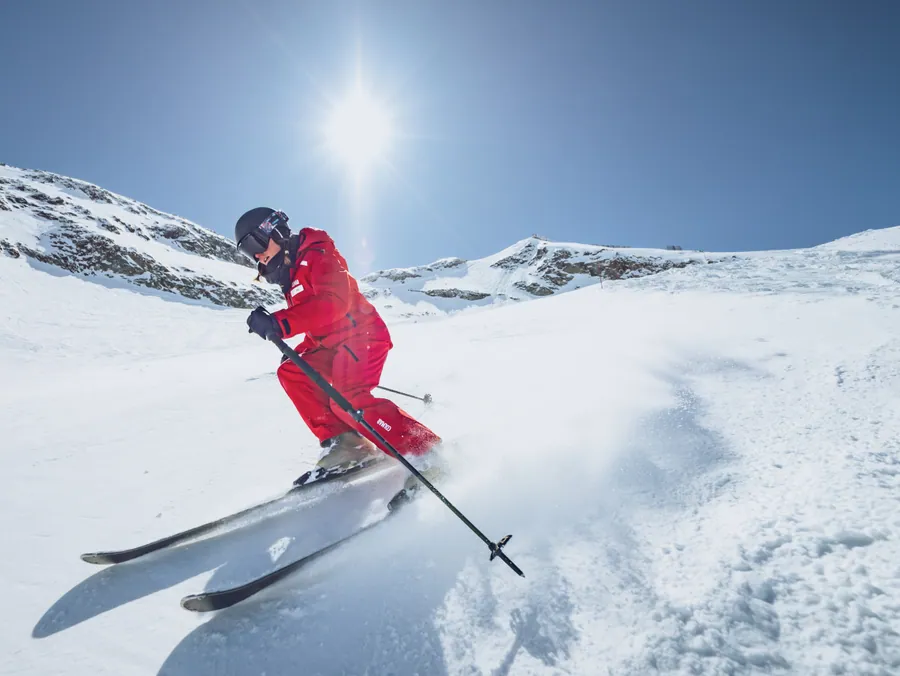 Skier avec la lumière d’hiver dans le dos