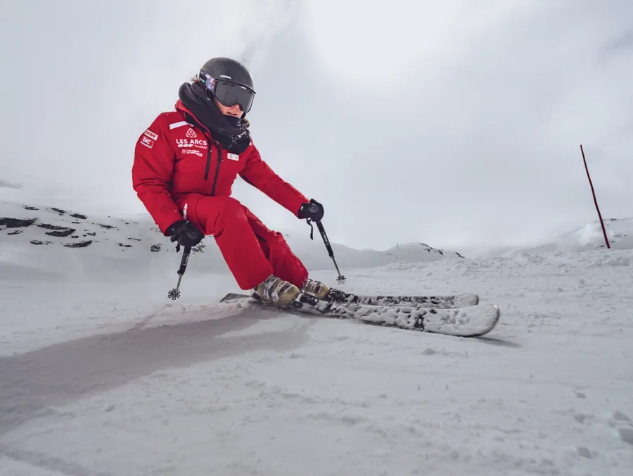 Un virage serré dans un nuage de neige