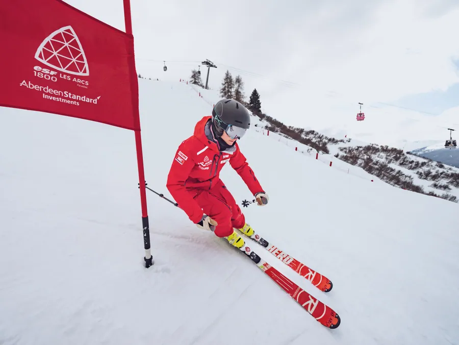 Le passage d’une porte de slalom aux couleurs de l’ESF