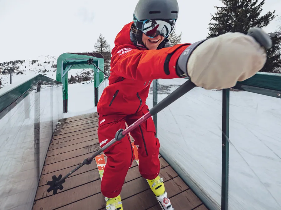 Un salut face à l’objectif, bâton tendu