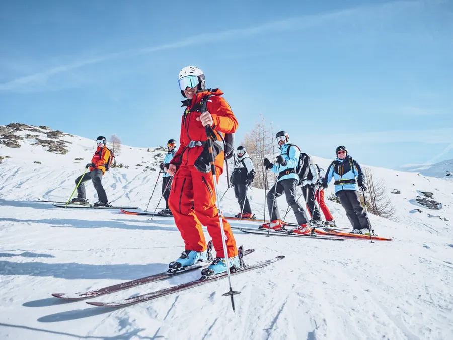 Une monitrice accompagne un groupe sur les pistes d’Arc 2000
