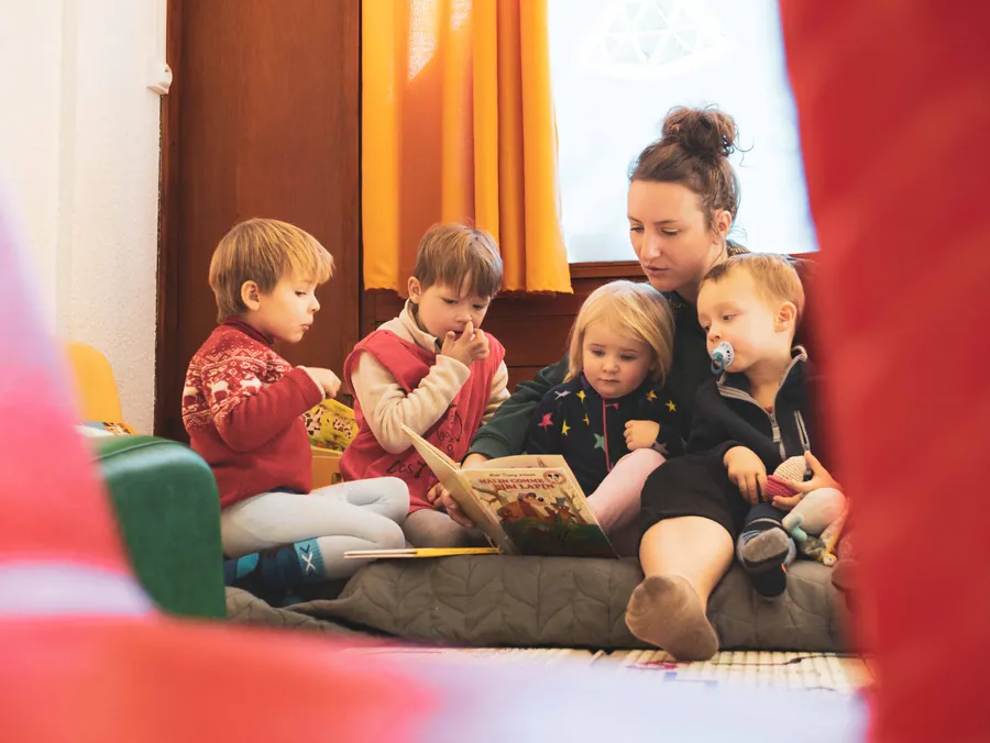 Lecture avec les enfants à la garderie