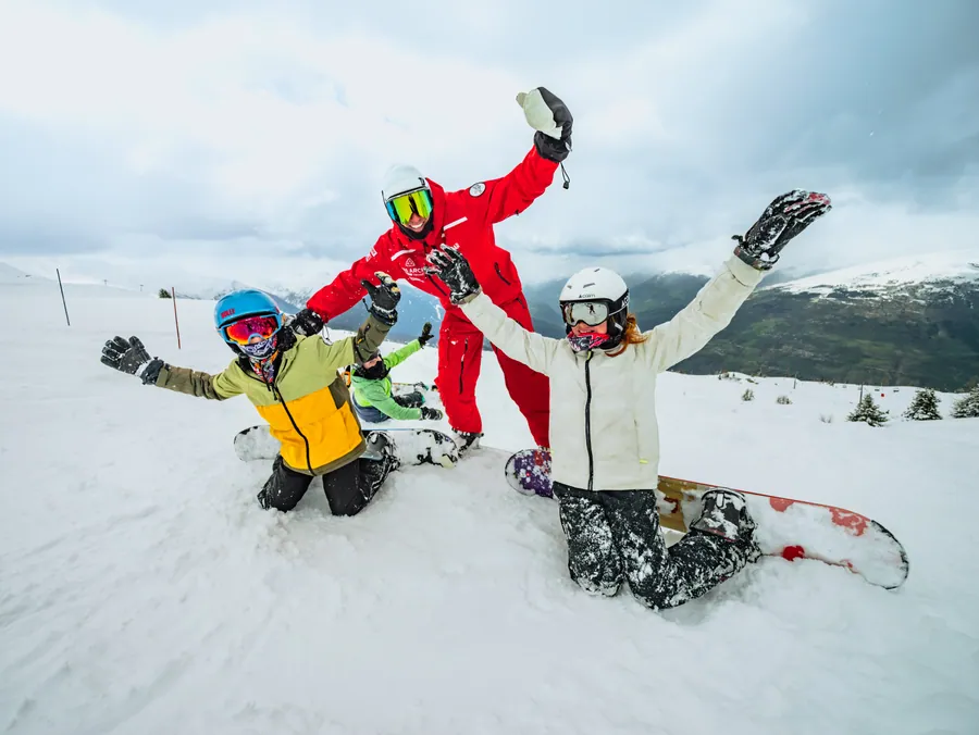 Une pause joyeuse avec le groupe de snowboard