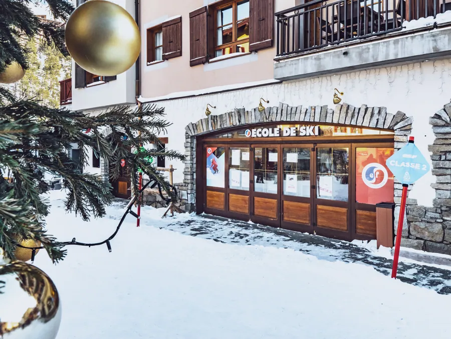 La façade enneigée de l’école de ski