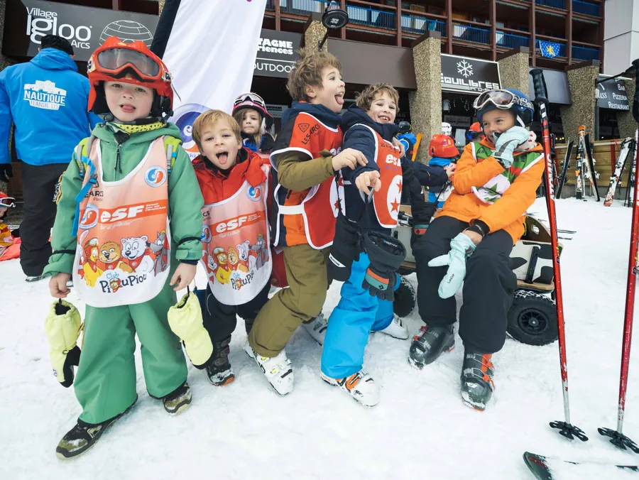 Les enfants réunis à la sortie du cours