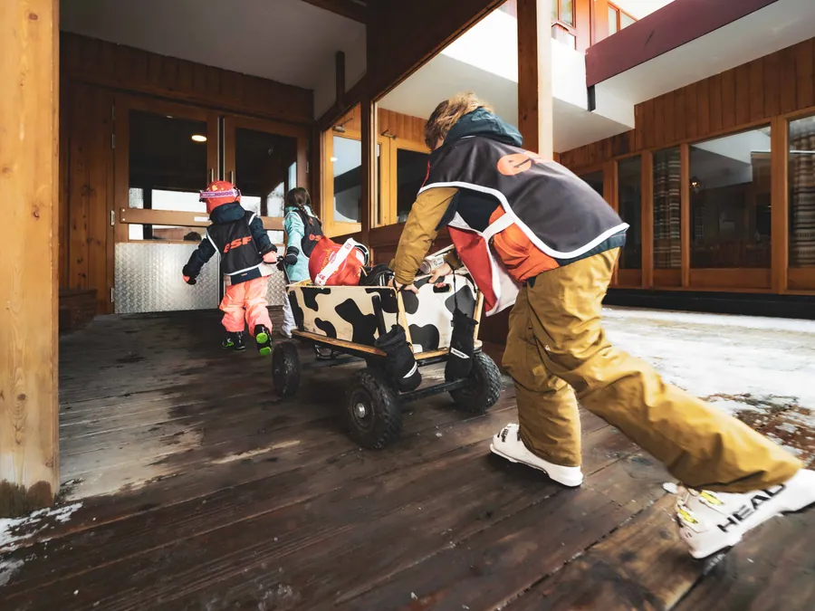 Le retour vers la garderie avec les chaussures de ski