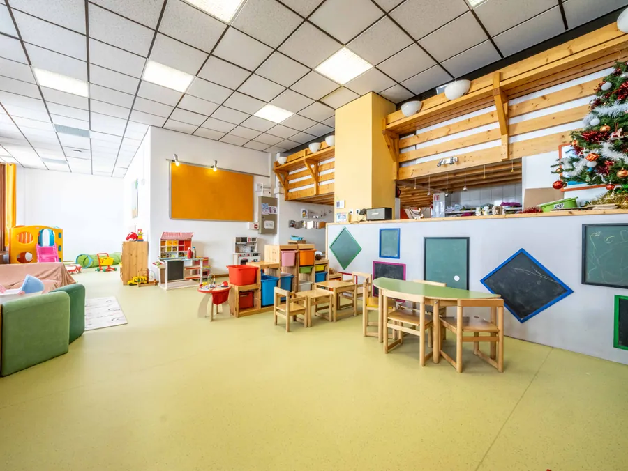 La salle d’activités lumineuse de la garderie