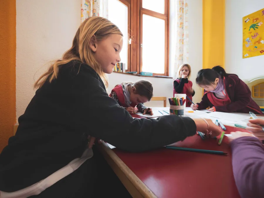 Une activité accompagnée autour de la table