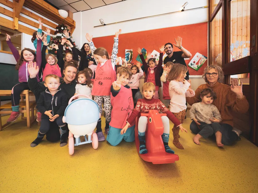 Enfants et équipe réunis dans la garderie