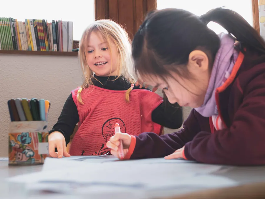 Les enfants dessinent ensemble à la garderie