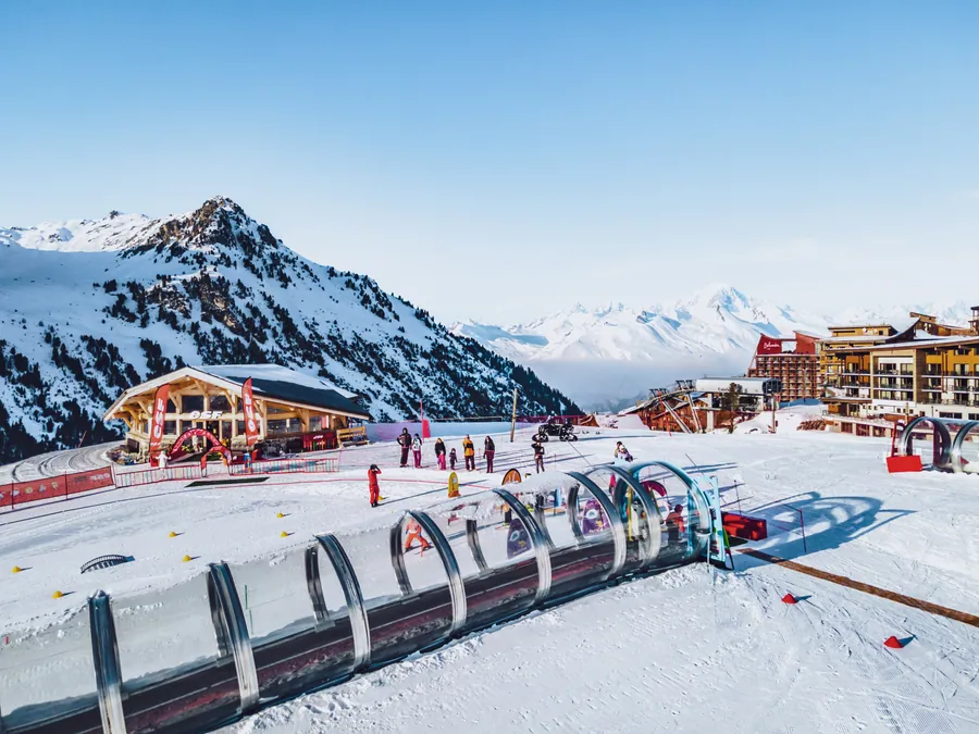 Le jardin et son tapis couvert au pied des montagnes