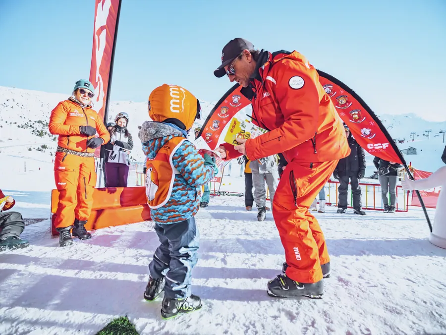 Remise d’une récompense à un jeune skieur