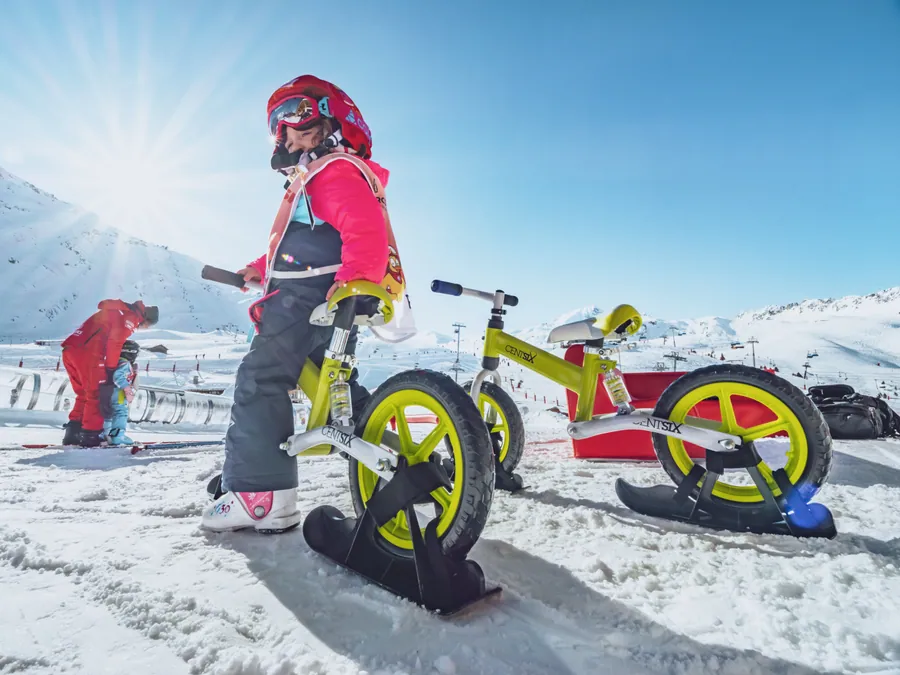 Une activité ludique sur la neige à Arc 2000