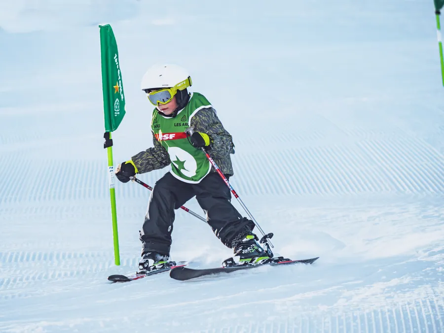 Contourner un piquet sur une piste fraîchement damée