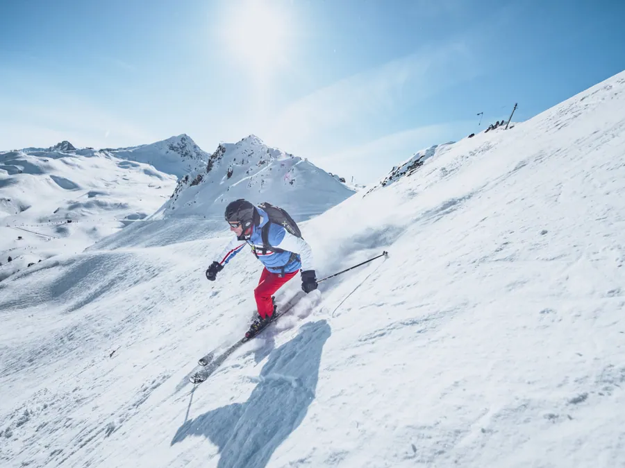 Un jeune skieur dans la neige fraîche