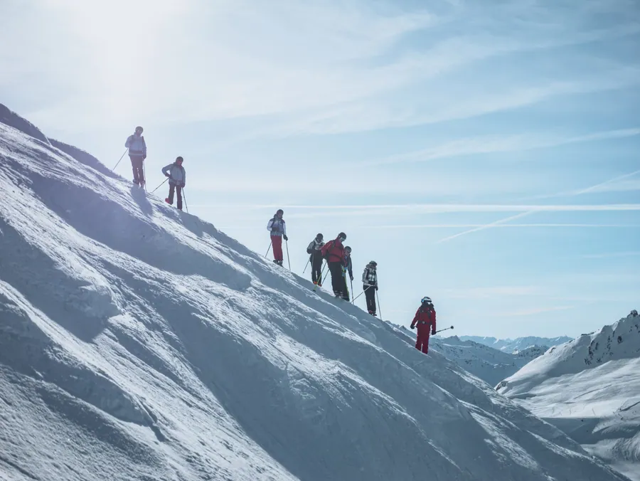 Le groupe progresse sur une pente enneigée